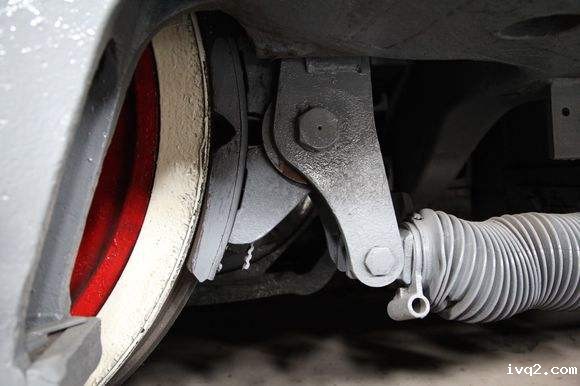 记者走进我厂参观闸瓦生产车间