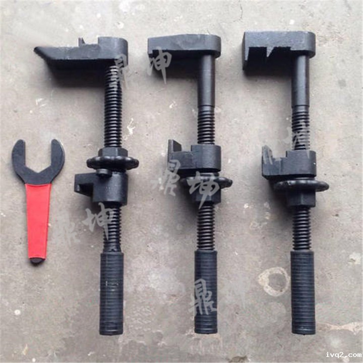 铁路道岔钩锁器