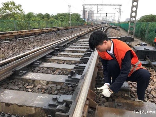 道岔钩锁器的安装1