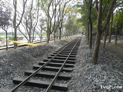 铁路钢轨下面为什么要铺枕木