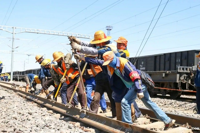 铁路翻轨器施工